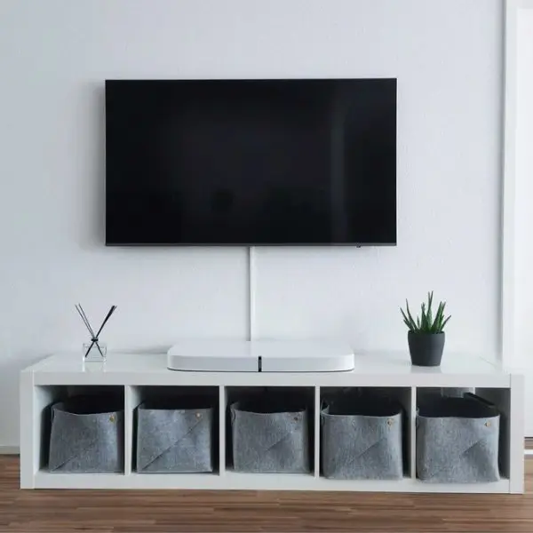 Gunakan Remote Organizer dan Cable Box untuk Ruang TV Minimalis Modern